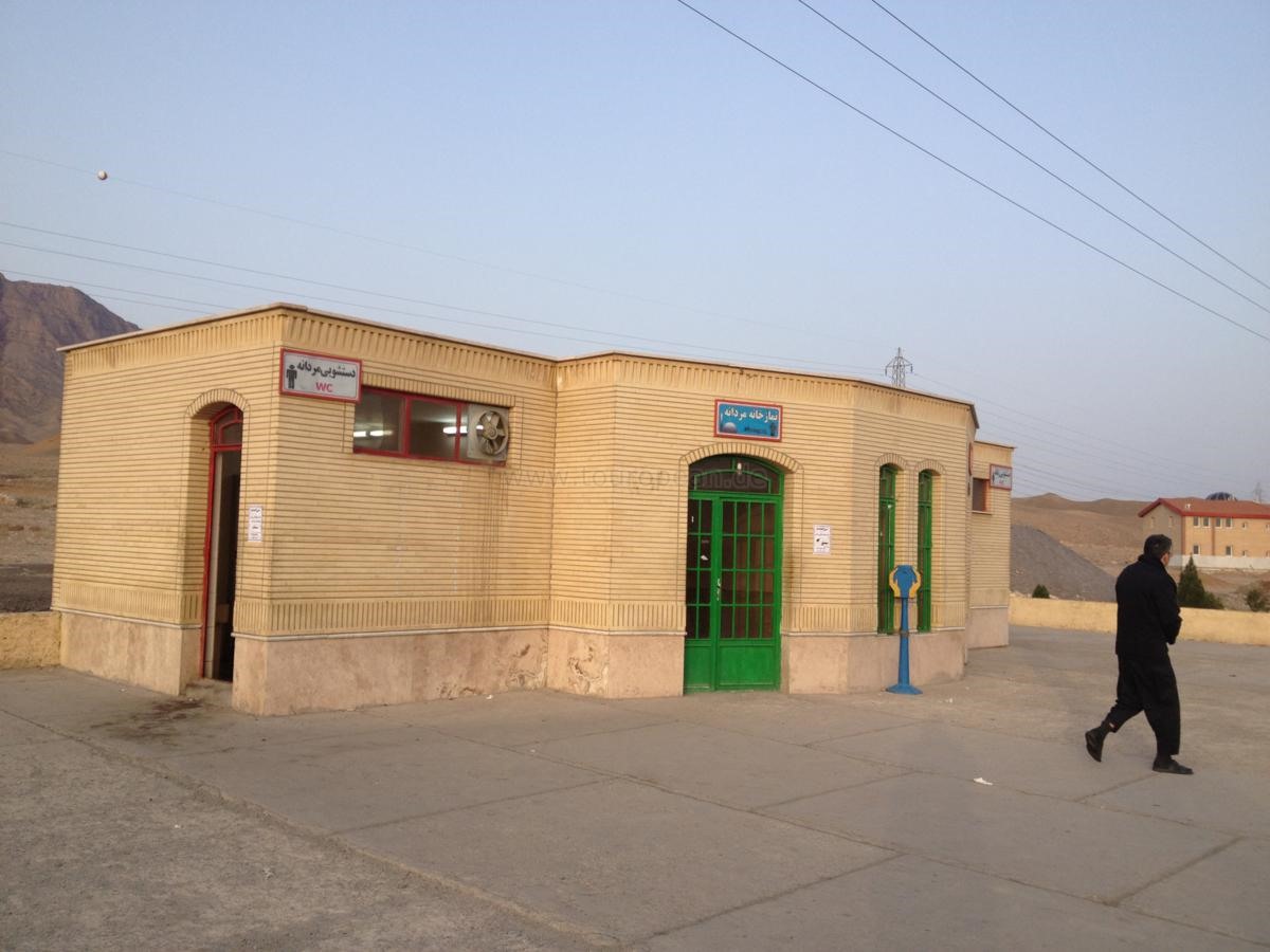 Klo, Waschraum und Moschee an einer Mautstation der Autobahn von Teheran nach Esfahan