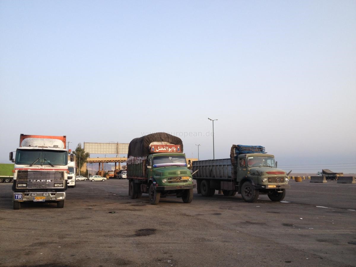 Zwischenstopp an einer Mautstelle, auf dem Weg vom Teheraner Flughafen (IKA) nach Esfahan 