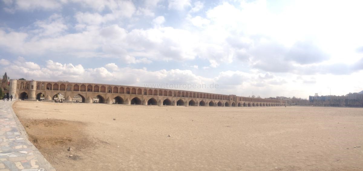 Isfahan (Iran): Promenade am Zayandeh Rud, Blick aufs ausgetrocknete Flussbett und die berühmte 33-Bogen-Brücke namens Si-o-se Pol