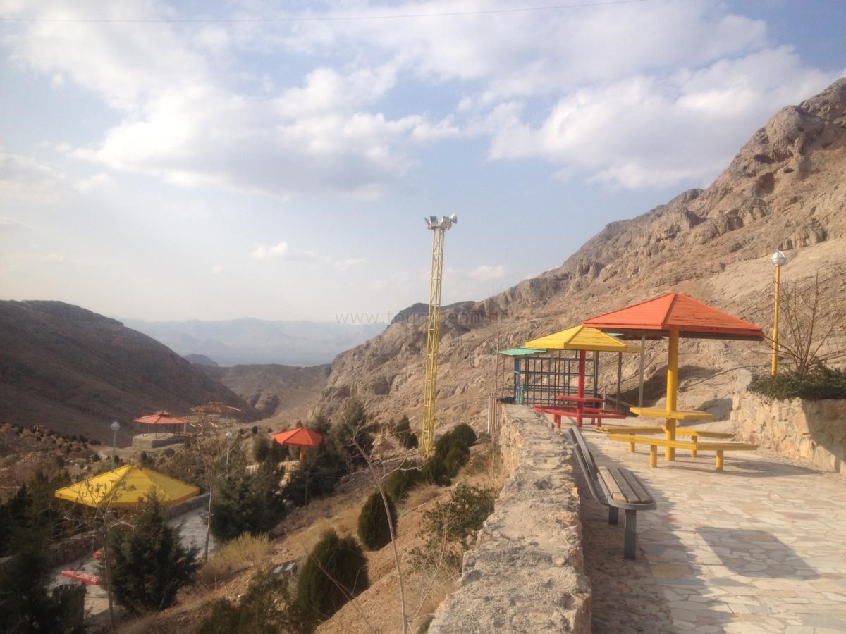 In den Bergen bei Esfahan, wie an so vielen Orten in der Stadt gibt es auch hier überdachte, pavillonartige Plätze für das gemeinsame Picknick im Freien, welches unter den Locals weit verbreitet ist und einen hogen gesellschaftlichen Stellenwert zu haben scheint