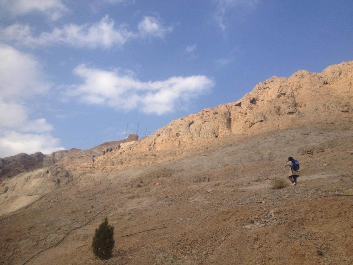 Hier ist zwar nur eine zu sehen, aber es sind unerwartet viele Wanderer und (verschleierte) Wandererinnen unterwegs, teils in beachtlichem Tempo das ich keineswegs mitgehen könnte...