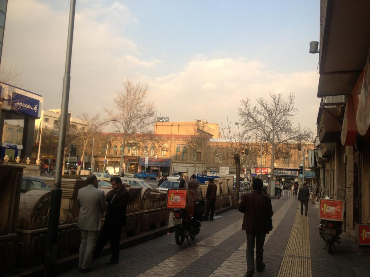 Teheran, typische Straßenszene im Zentrum (die Motor-Roller gehören zum Lieferservice eines Fast-Food-Ladens, in dem ich später einen derbe abgefuckten Burger zu mir nehmen werde... )