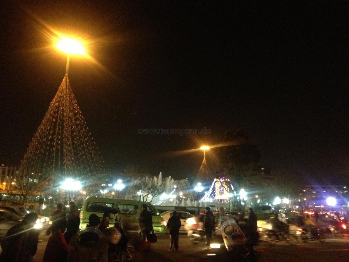 Zurück im Herzen Teherans - der ganz normale Verkehrswahnsinn