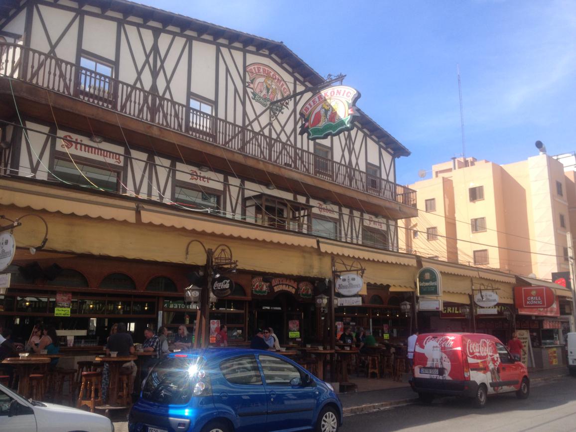 Schinkenstraße, Playa de Palma: im Bierkönig hängen schon mittags wieder eine Menge Leute herum