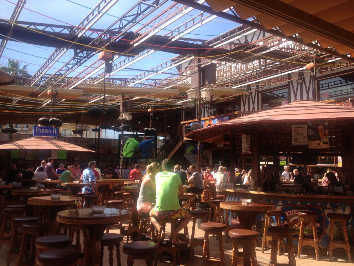Mittags im Bierkönig, Mallorca: werden hier etwa die Negativ-Klischees bedient?