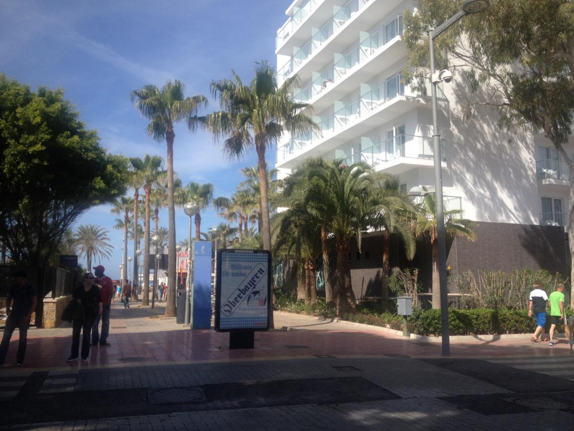 Von der Schinkenstraße führt ein Verbindungsweg zurück an die Strandpromenade