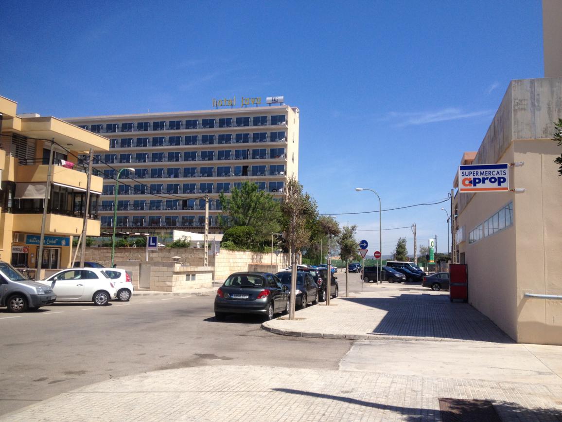 A Prop Supermarkt an der Ecke des Gebäudes vom Hotel Fontanellas Playa