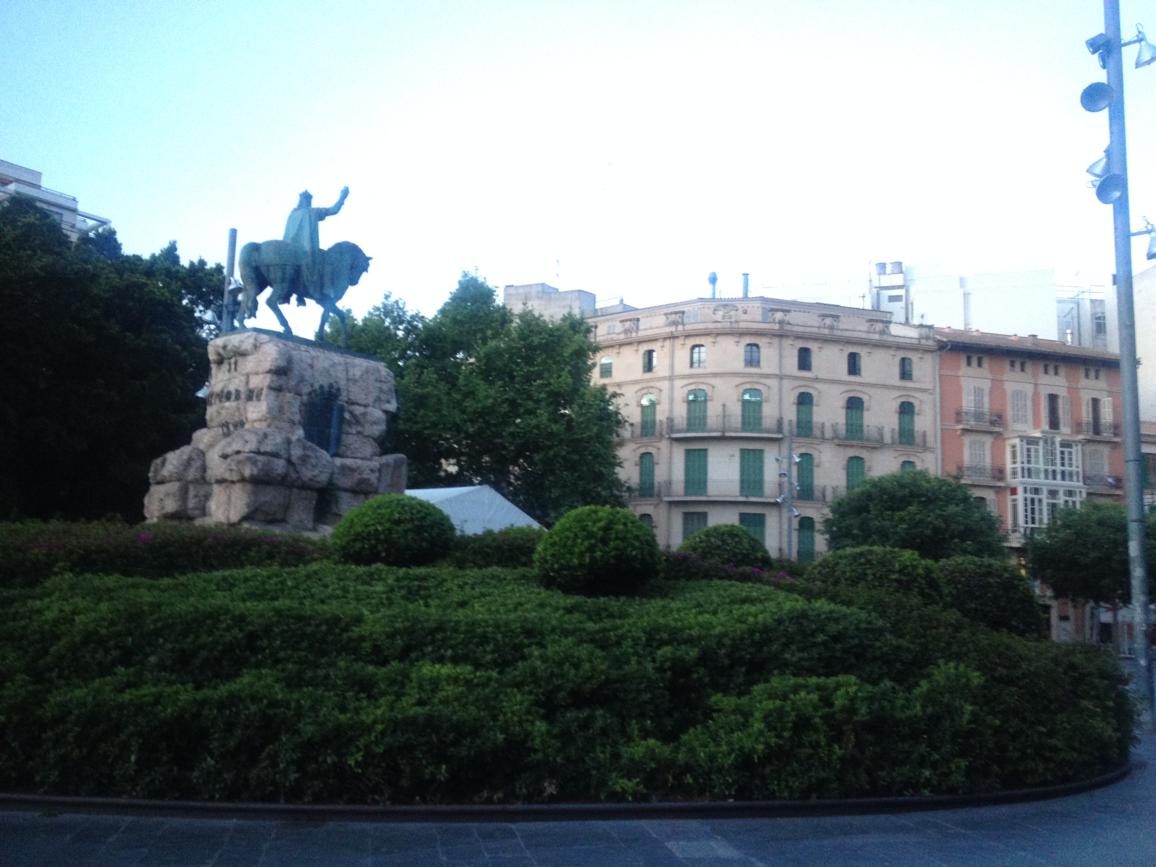 Placa de Espana, Palma de Mallorca am frühen Morgen: Umstieg aus dem Bus von Cala Mayor in jenen zum Flughafen PMI