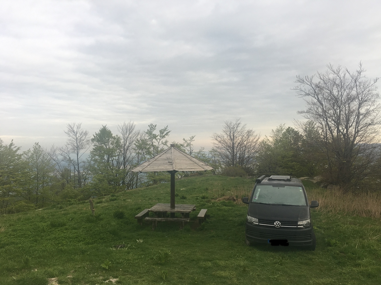 Morgenstimmung in der N&auml;he des h&ouml;chsten serbischen Gipfels: f&uuml;r derartige Orte und (Penn-) Eins&auml;tze werden solche Fahrzeuge m.E. &uuml;berhaupt produziert bzw. ausgebaut; Ende der Durchsage