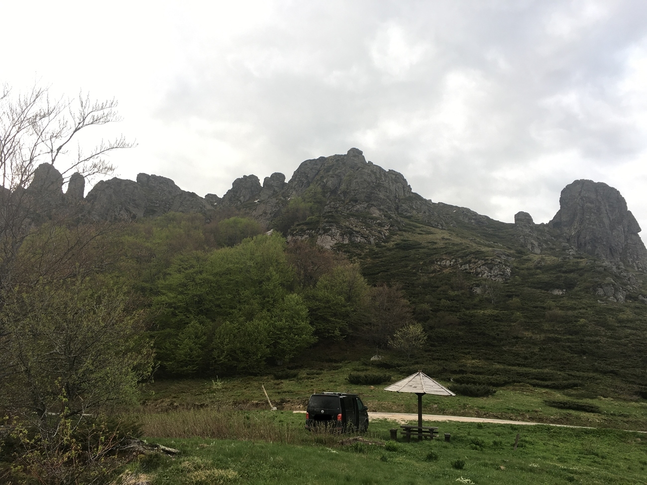 Ausgebauter T6 in seinem bestimmungsgem&auml;&szlig;en Habitat, in diesem Fall in den serbischen Bergen nahe der Grenze zu Bulgarien