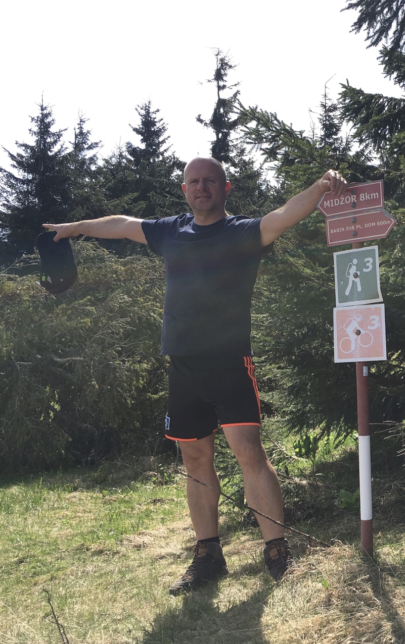 Tomasz zeigt, so wie das Schild, die korrekte Richtung an - ab geht&acute;s, rauf auf den Midzor