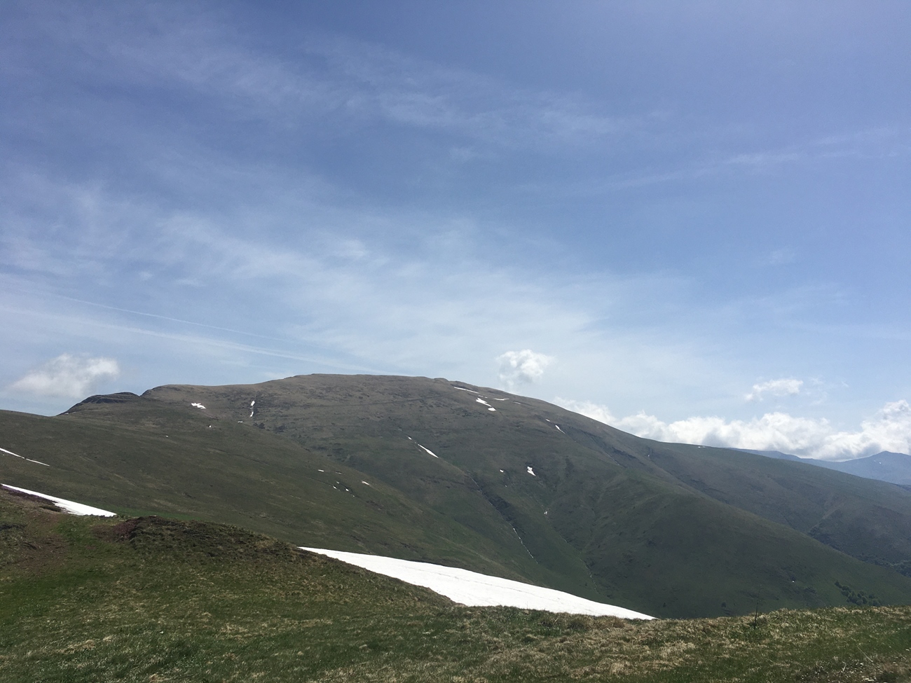 Da ist er, der Midzor in seiner vollen Pracht und Herrlichkeit (auf dem Kamm verl&auml;uft &uuml;brigens die Grenze zu Bulgarien)