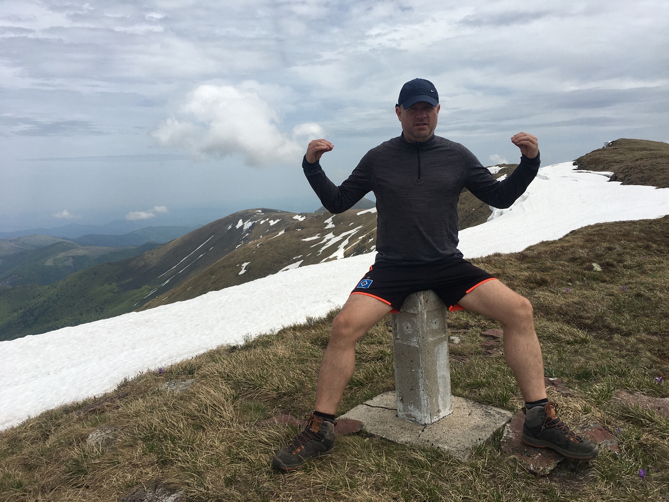 Tomasz auf dem Grenzstein Serbien / Bulgarien, auf dem Midzor