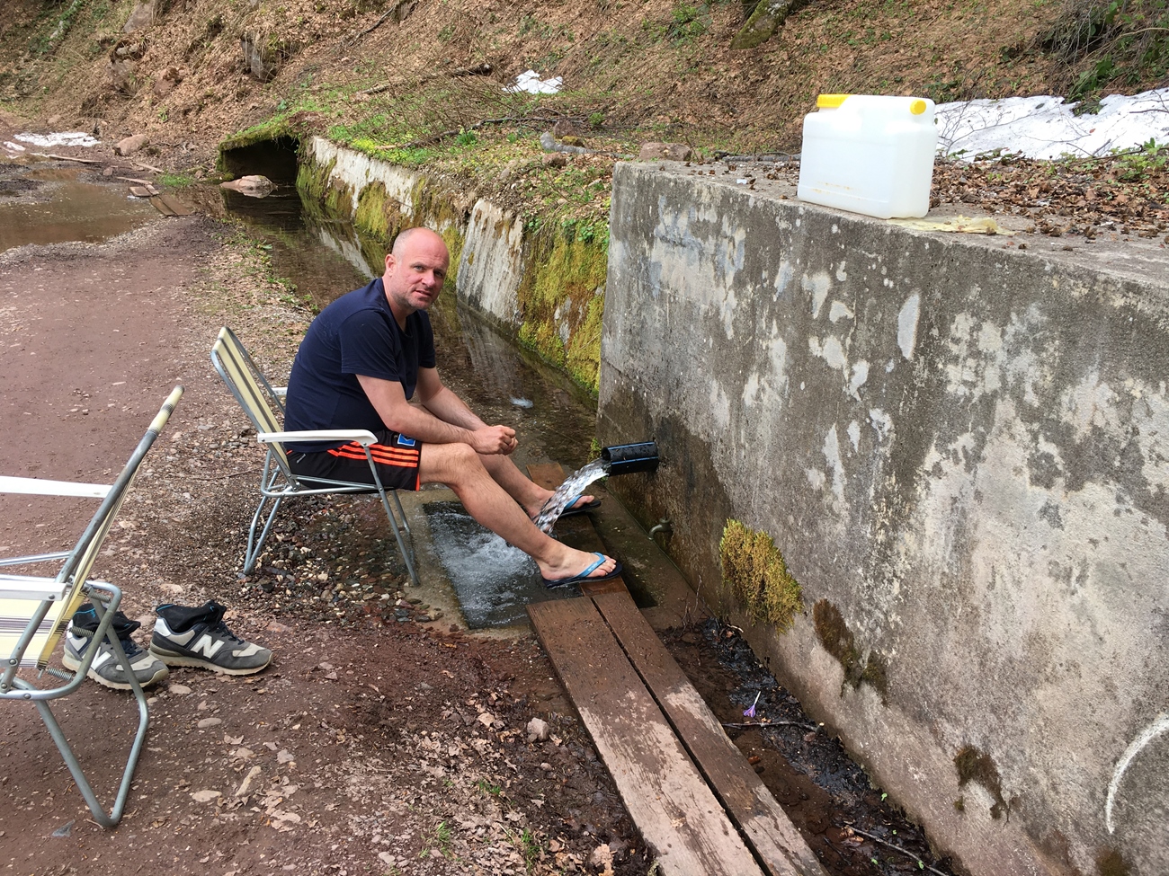 Tomasz genie&szlig;t das Wohlf&uuml;hlprogramm an der fulminant sprudelnden Quelle 