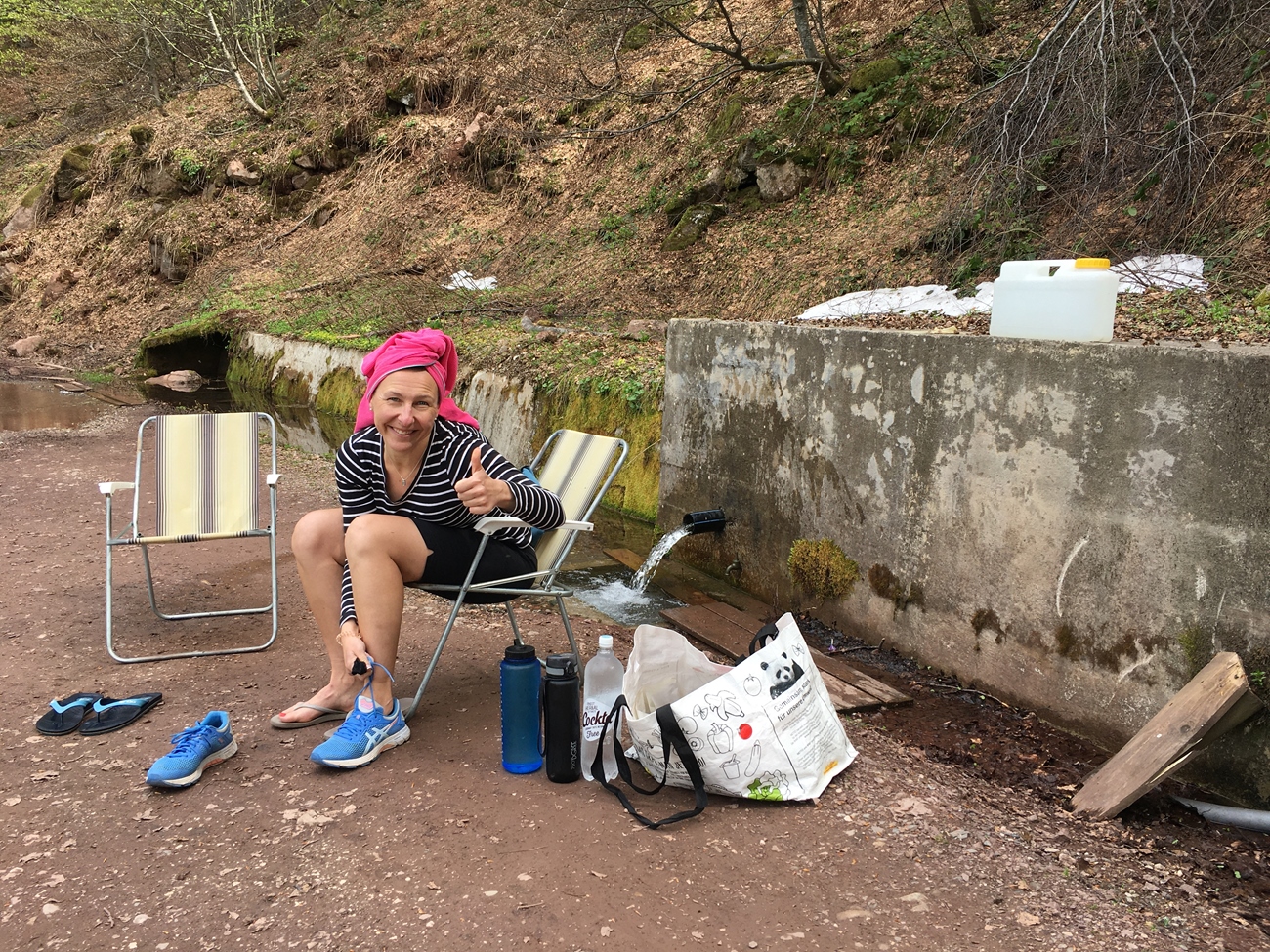 Frisch geduscht und herrlich erfrischt kann BH nicht anders, als den Daumen nach oben zu zeigen und rund wie ein Buslenkrad zu grinsen (ohne Ohren w&uuml;rde sie nun im Kreis lachen)