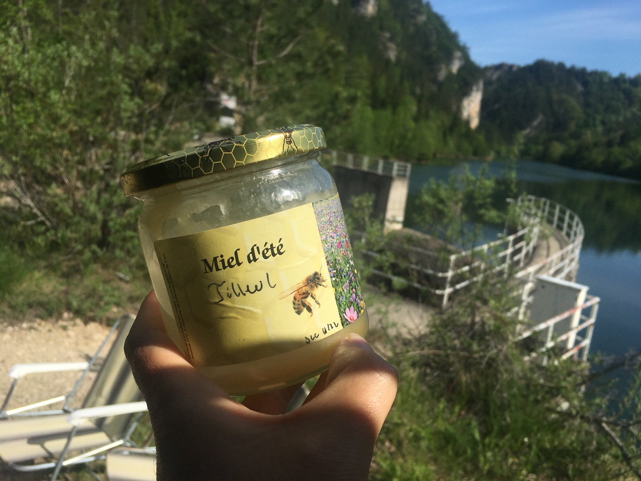 Handimportiert aus Luxemburg und nun auf dem reich gedeckten Fr&uuml;hst&uuml;ckstisch im Tara Nationalpark: k&ouml;stlicher Sommerhonig aus der Gegend um Berghaff herum 