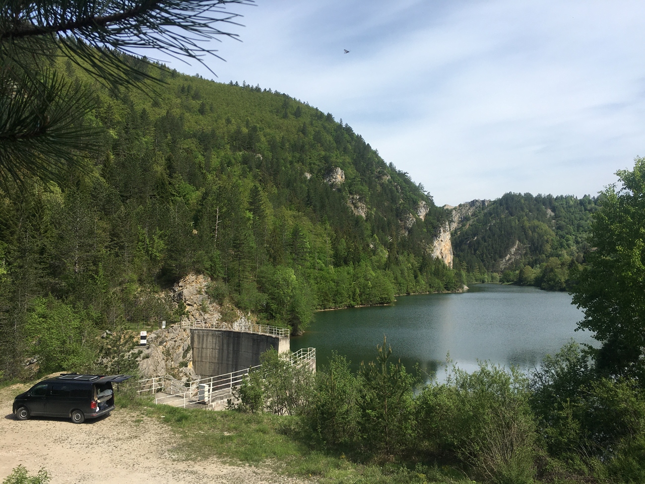 Bus in &Uuml;bernachtungs-Park-Position am Spajici Jezero