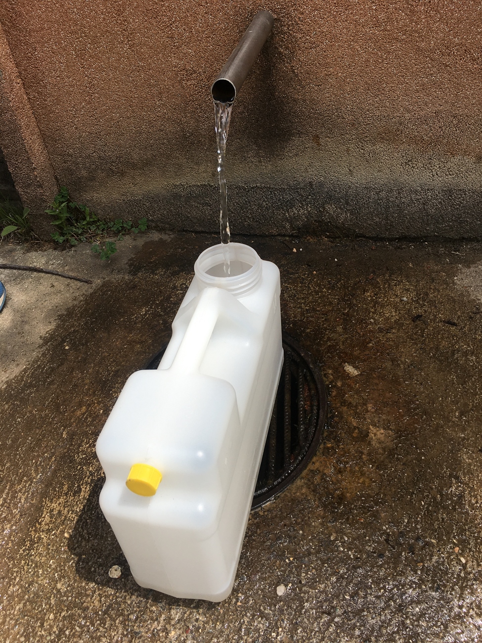 Top-Gelegenheit zum Auff&uuml;llen der Wasser-Reserven (*klick* aufs Foto und BH zeigt sich vor der sprudelnden Quelle) 