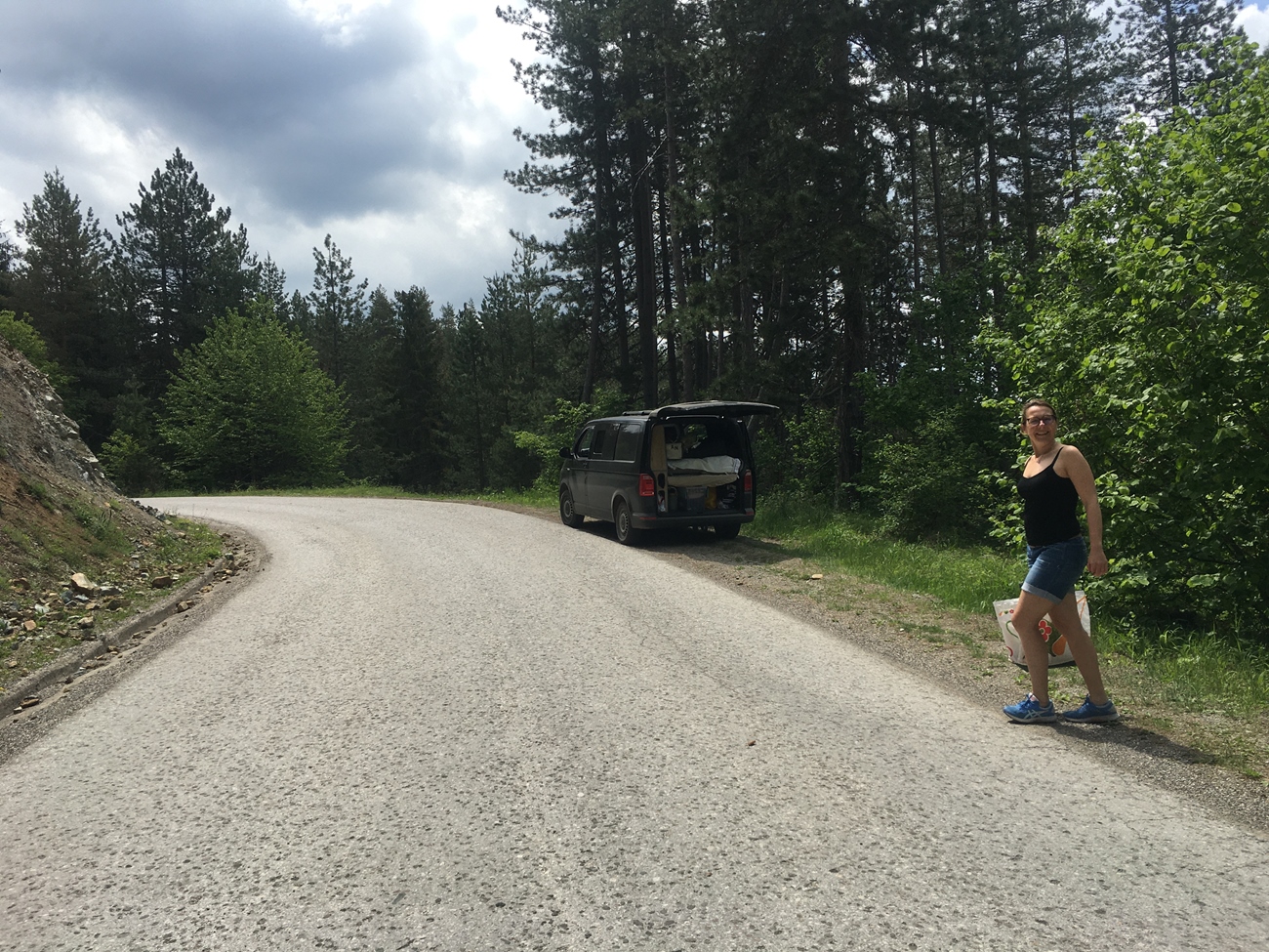 BH tr&auml;gt die T&uuml;te Wasser zum Bus; unterwegs im Tara Nationalpark
