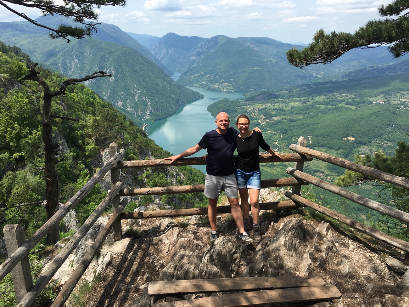 Unterwegs im Tara Nationalpark,BH und Tomasz am Aussichtspunkt Banjska Stena 