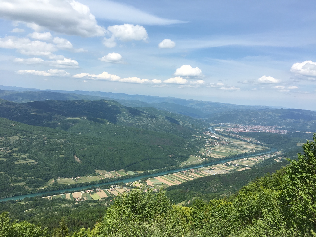 Blick vom Aussichtspunkt namens "Oslua" &uuml;ber das Tal der Drin (landessprachlich hei&szlig;t der Flu&szlig; "Drina")