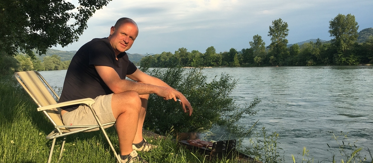 Tomasz k&uuml;mmert sich um landestypische Kost (Ljubovija, am Drin)