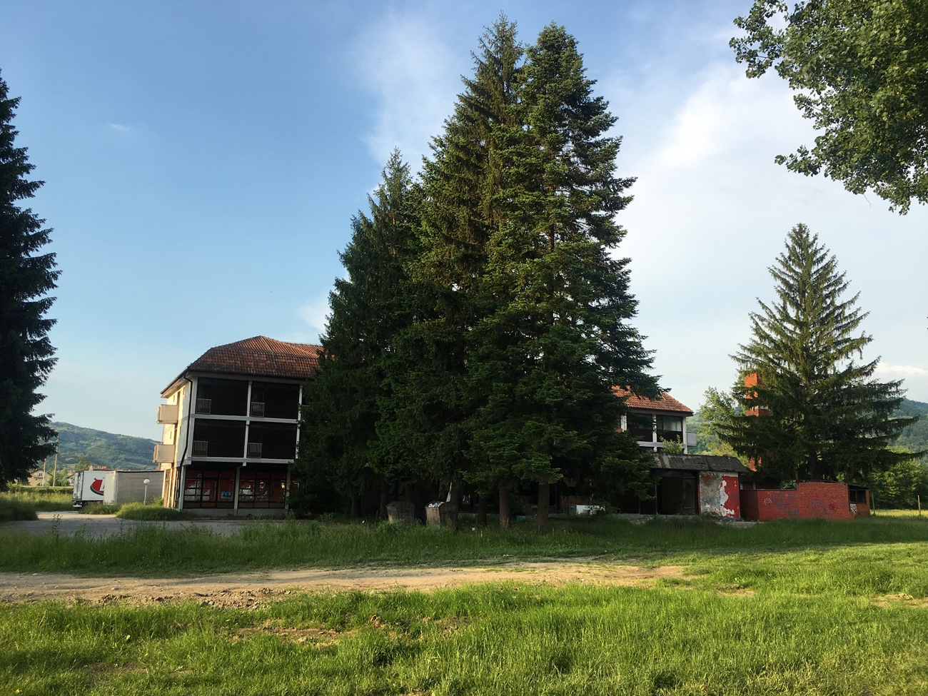 Ljubovija, leerstehendes und dem Verfall preisgegebenes Hotel 