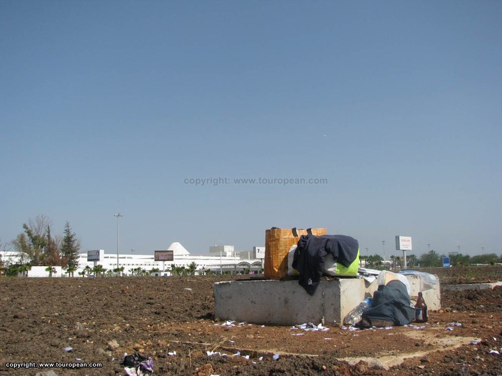 Asselplatz vor dem Flughafen von Antalya
