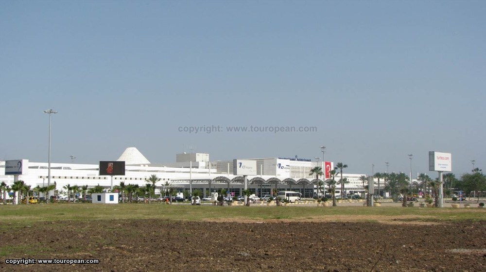 Asselplatz vor dem Flughafen von Antalya