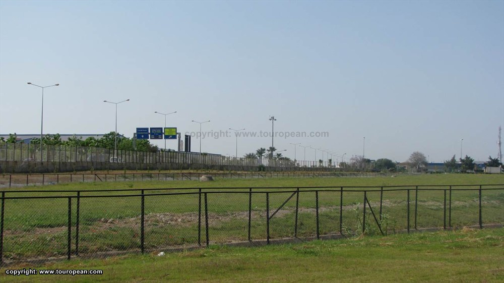 Asselplatz vor dem Flughafen von Antalya