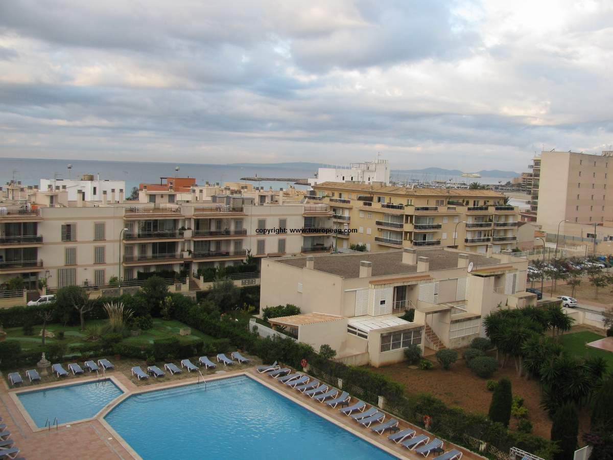 Der Blick vom Balkon des Roc Leo auf die Playa de Palma und Can Pastilla