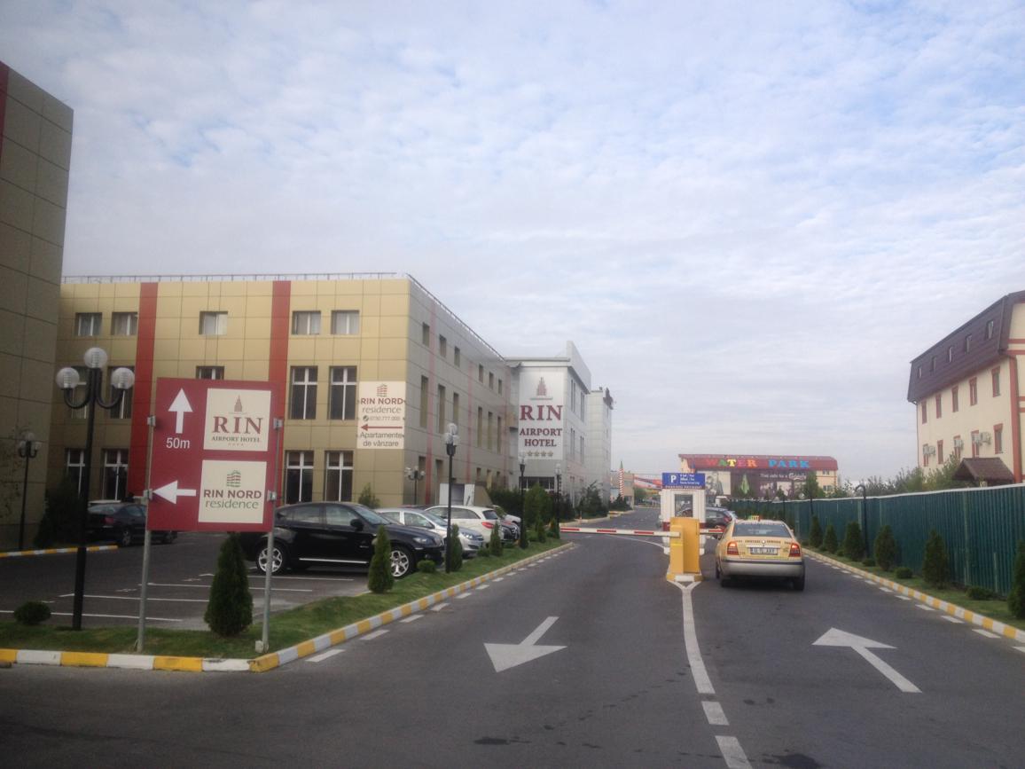 Rechts das recht noble RIN Airport Hotel Otopeni, rechts das Hauptgebäuder Pensiunea Otopeni