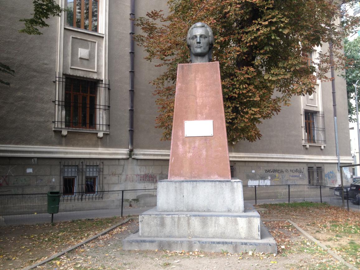 Hübsches Denkmal in einem Bukarester Hinterhof (keine Ahnung, wem es gewidmet ist; auf der Tafel stand nichts drauf...)