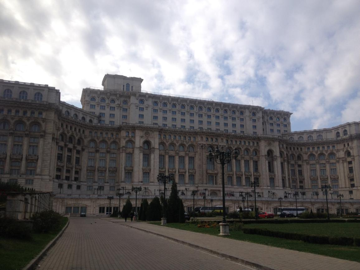 Haupteingang des Präsidentenpalasts in Bukarest