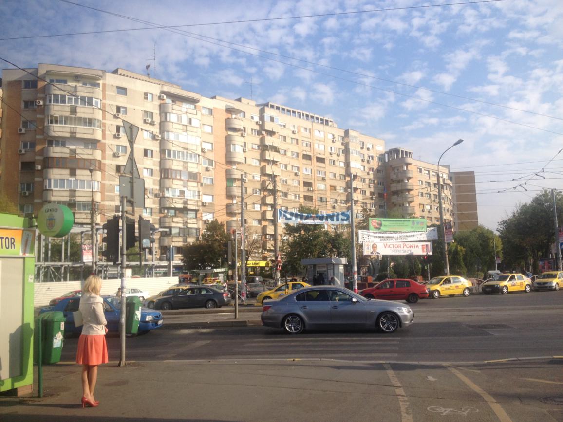 An der Erdoberfläche über der U-Bahnhaltestelle der blauen M2 namens Tineretului, auf der anderes Straßenseite ist übrigens ein Top-Supermarkt