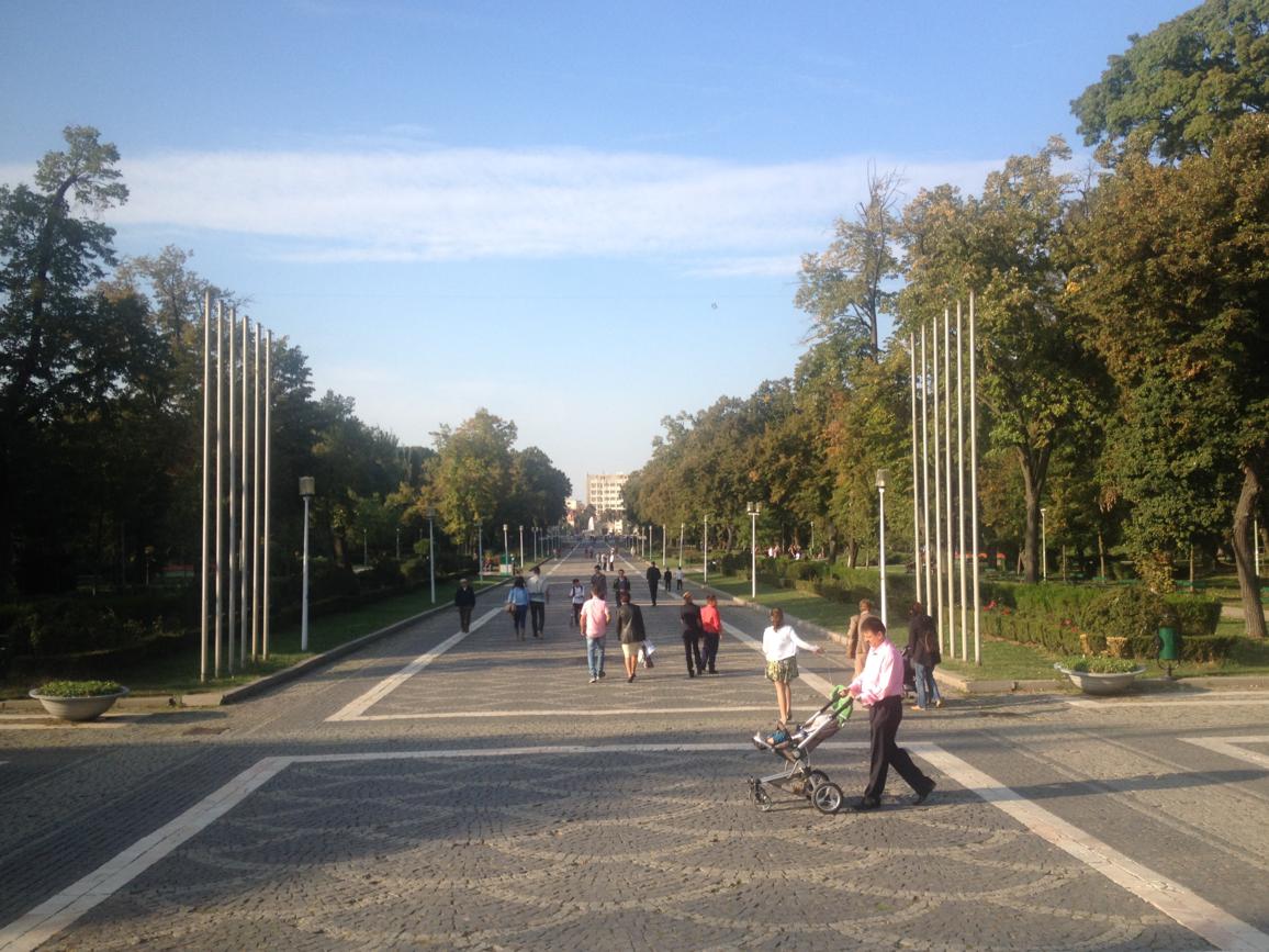 Entspanntes Flanieren im Park, Bukarest