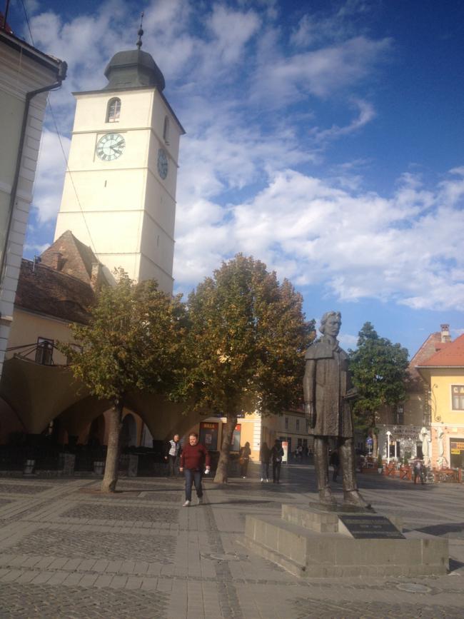 Blick auf den XXXX-Turm, den man übrigens auch gegen ein geringes Entgelt besteigen kann und den Billa nebenan