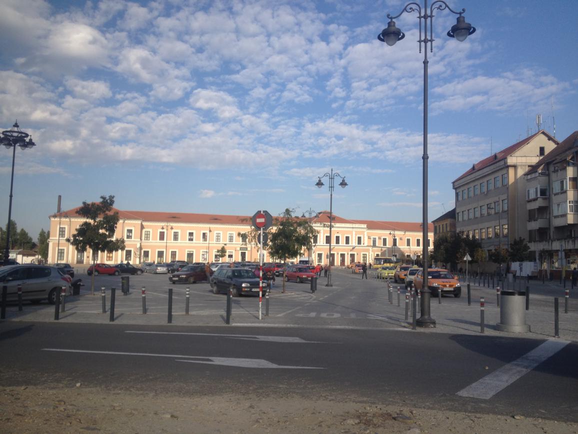 Sibiu / Hermannstadt, Bahnhofsgebäude (der ZOB befindet sich direkt daneben auf der von diesem Blickwinkel aus linken Seite)