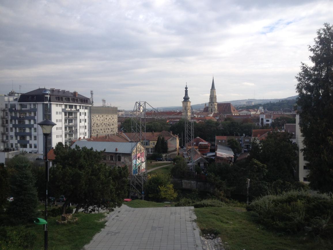 Cluj / Klausenburg: auf dem Weg hinauf zum Aussichtspunkt, Blick zurück auf die Stadt