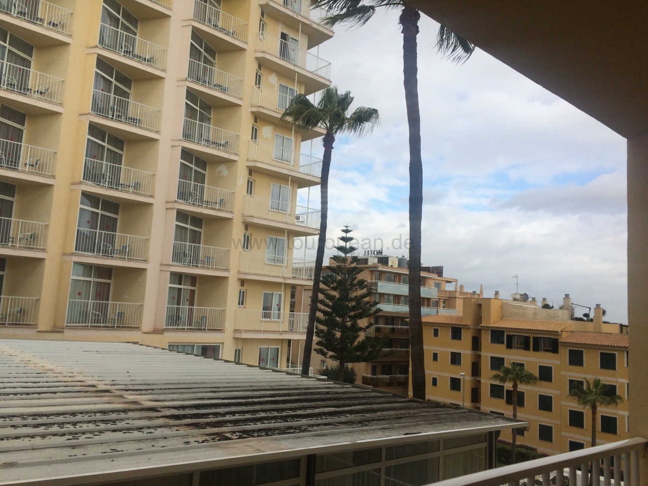 Das eine oder andere Zimmer des Hotels Amic Horizonte bietet sicher einen besseren Ausblick aber was soll´s, es geht auch schlechter und ich bin zufrieden