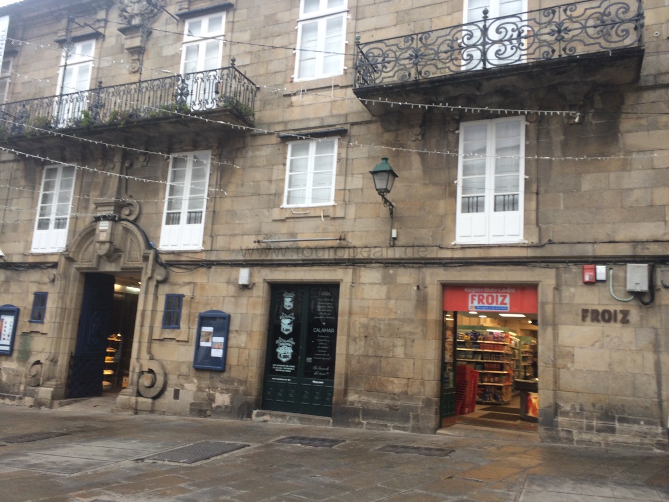 Ableger der regionalen Supermarktkette "FROIZ", mitten in der Altstadt von Santiago de Compostela