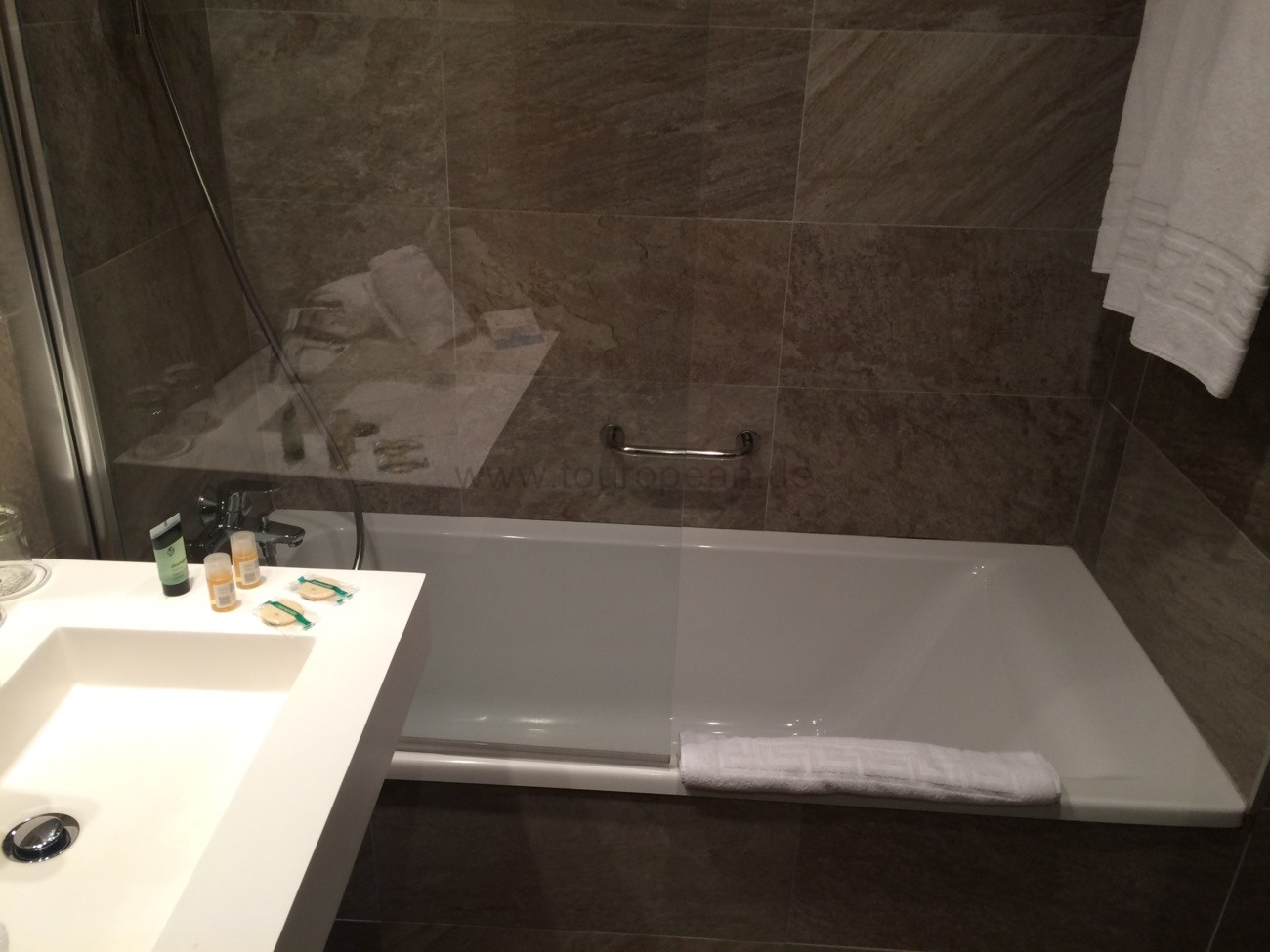 Sogar eine Badewanne, von der ich mich lange bitten lasse (yeah)!