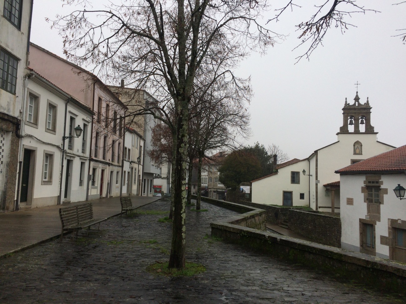 Gemütliche Gegend, rechts die Igrexa da Nosa Señora da Angustia 