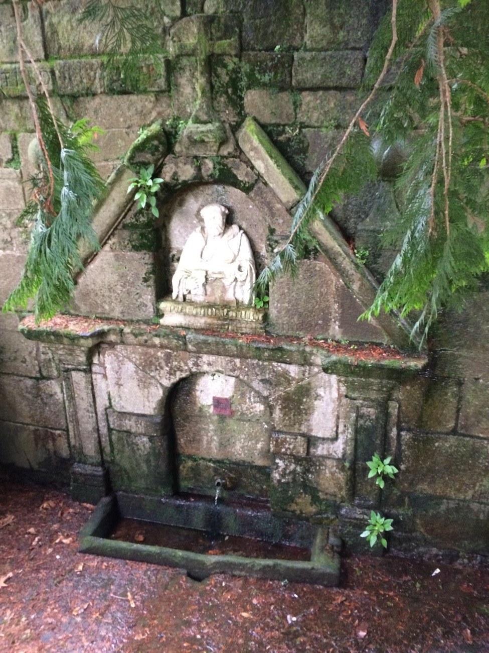 Liebreizender Brunnen, aus dem leider kein Trinkwasser sprudelt