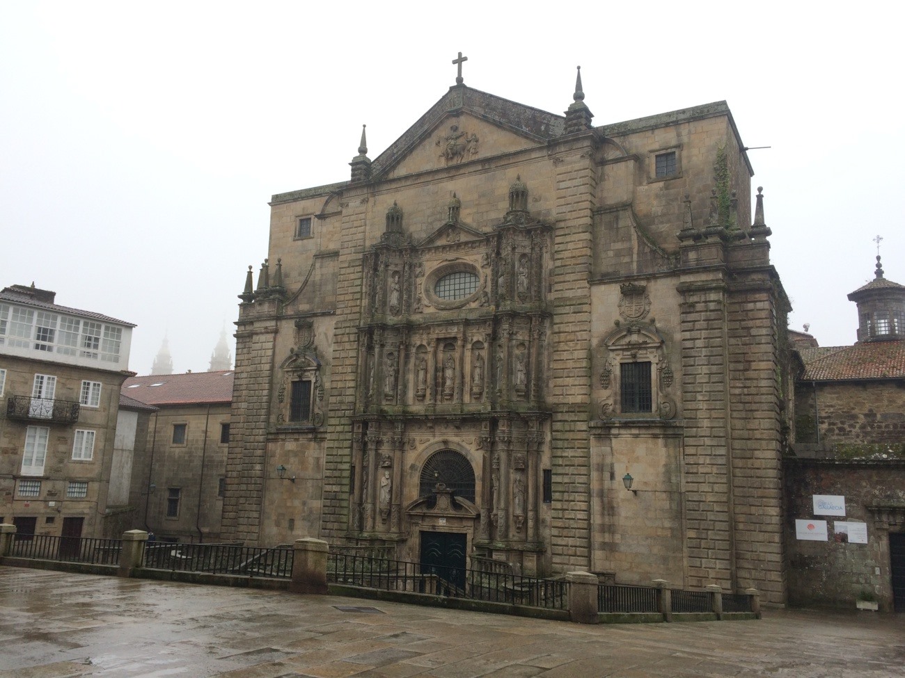 Mosteiro de San Martiño Pinario, Haupteingang zur zugehörigen Kirche