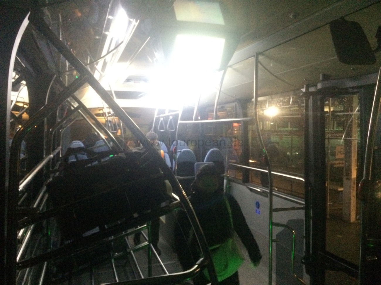 Im Bus zum Flughafen "SCQ"