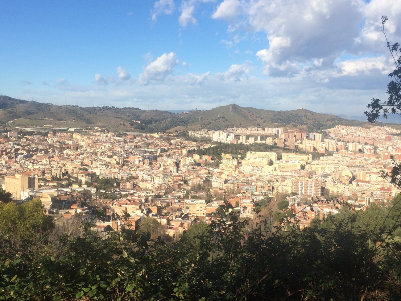 Endstation der Buslinie V17 "Gran Vista-Pl. de la Mitja Lluna", Blick gen Norden auf den Stadtteil Vilapicina