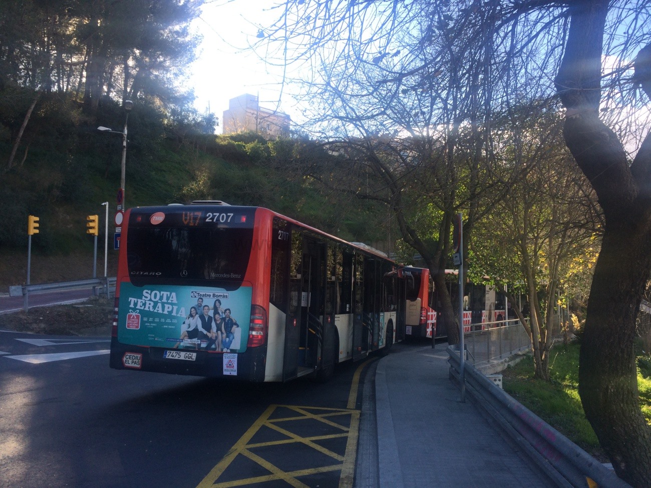 Endstation der Buslinie V17 "Gran Vista-Pl. de la Mitja Lluna", Blick gen Norden auf den Stadtteil Vilapicinal", von hier aus gelangt man zu den Bunkeranlagen und dem Aussichtspunkt in weniger als zehn Minuten zu Fuß