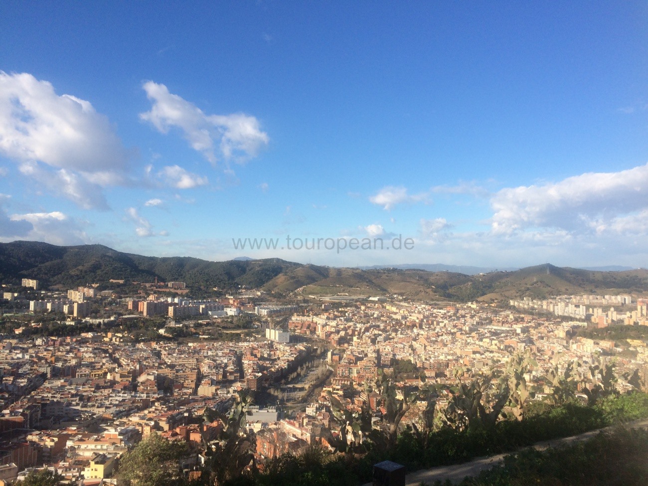 Nochmal der Blick gen Norden auf den Stadtteil Vilapicina; während der Aufnahme treibt mir der eisige Wind Tränen ins Gesicht, hier ist´s nicht auszuhalten