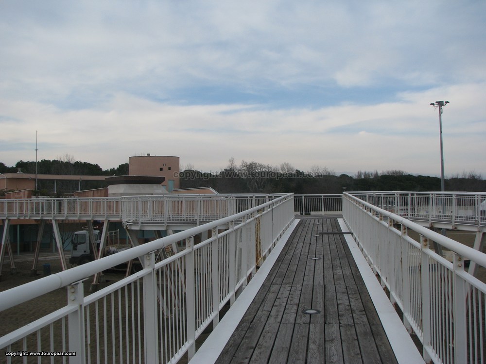 Hinter der hölzernen Absperrung sieht es so aus: Pier in Lido die Venezia